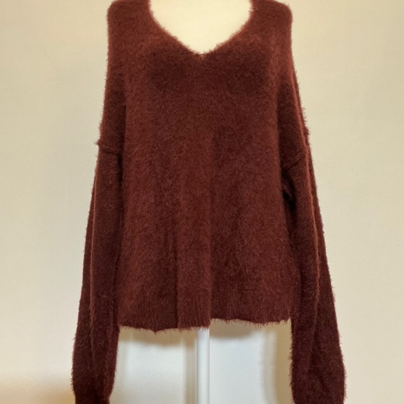 Free People Lofty Songbird Fuzzy V-Neck Sweater in Wine Red – Size S - Picture 3 of 10